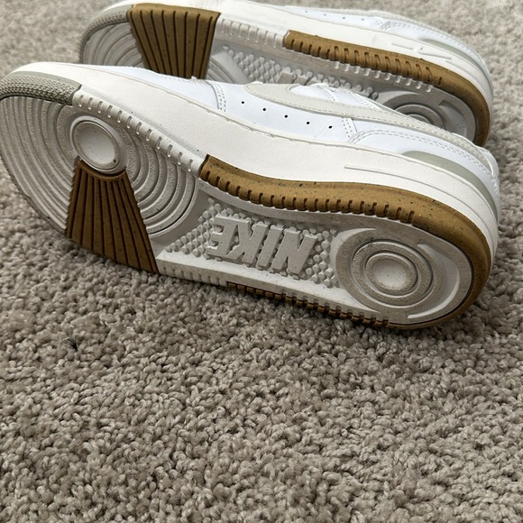 BRAND NEW Women neutral Nike’s - Picture 3 of 3